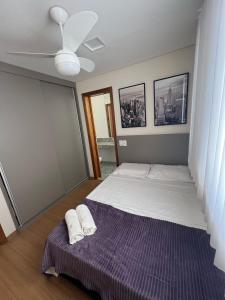 ein Schlafzimmer mit einem Bett mit zwei Handtüchern darauf in der Unterkunft Locking's Savassi 10 in Belo Horizonte