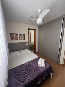 Schlafzimmer mit einem Bett und einem Deckenventilator in der Unterkunft Locking's Savassi 10 in Belo Horizonte
