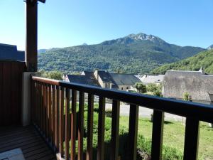 a balcony with a view of a mountain at Maison 8 couchages 2 ** au cœur de la montagne in Vignec