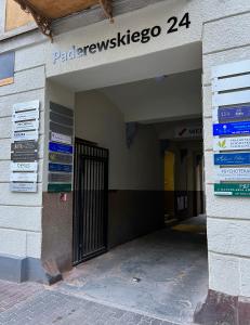 uma entrada para um edifício com um portão e placas em Apartamenty KoktajLOVE em Kielce