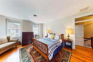 sypialnia z łóżkiem i kanapą w pokoju w obiekcie Downtown Annapolis w mieście Annapolis
