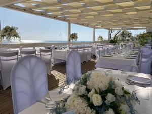 a table set up for a wedding on the beach at Hotel Sirenetta in Anzio