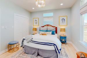 ein Schlafzimmer mit einem großen Bett und einem Fenster in der Unterkunft The Purple Pelican in Galveston