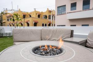 una hoguera en un patio con sofá en Luxury Home - Rooftop Garden - Heart of Old San Juan, en San Juan