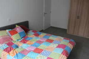 Postel nebo postele na pokoji v ubytování Ruim nieuwbouwappartement oostduinkerke