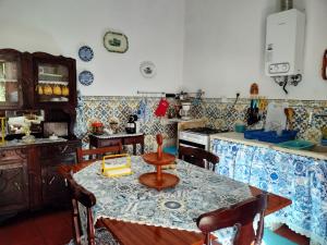 Kuchyň nebo kuchyňský kout v ubytování Casa da Lomba
