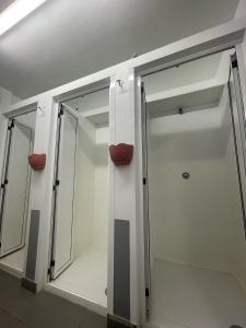 baño con 2 espejos y puerta en Hotel Villa Jardín en Portomarin