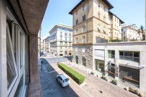 um carro estacionado numa rua da cidade com edifícios em Art Gallery Apartment em Génova