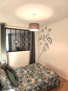 Schlafzimmer mit einem Bett und einem Fenster in der Unterkunft Stylish flat in a quiet area close to amenities in Melun
