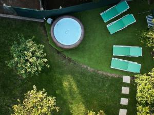 an overhead view of a yard with a swimming pool at Refúgio dos 3 Passos in Lanhas