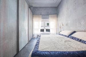 um quarto com uma cama grande e uma janela em Art Gallery Apartment em Génova