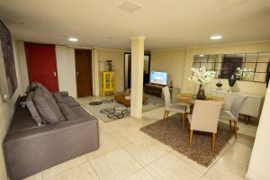 聖特雷莎的住宿－Otima casa com Wi-Fi em Santa Teresa ES，客厅配有沙发和桌子