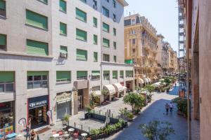 uma rua da cidade com edifícios e pessoas andando por ela em Art Gallery Apartment em Génova