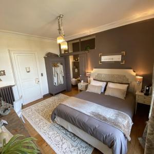 ein Schlafzimmer mit einem großen Bett in einem Zimmer in der Unterkunft Les Lamartine-chambres d'hôtes in Le Mans