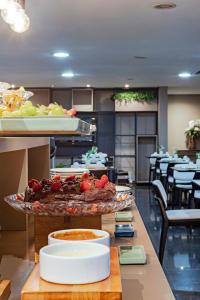 a buffet of food on a table in a restaurant at Full Jazz by Slaviero Hotéis in Curitiba