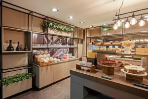 a bakery with a lot of food on display at Full Jazz by Slaviero Hotéis in Curitiba