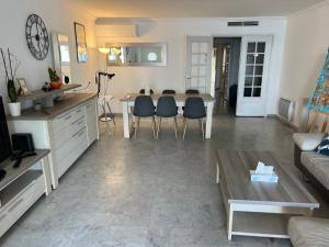 Beachfront And Sea View Entire 2 Rooms Crossing Apartment With Parking 4 Beds Two Double Bed And 2 Single Bed with 2 Sea view Balconies In Promenade Des Anglais Street 2 Bathroom 3 Wc with 40 Meters From The Beach with perfect Air conditioner cooler