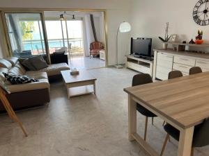 Beachfront And Sea View Entire 2 Rooms Crossing Apartment With Parking 4 Beds Two Double Bed And 2 Single Bed with 2 Sea view Balconies In Promenade Des Anglais Street 2 Bathroom 3 Wc with 40 Meters From The Beach with perfect Air conditioner cooler