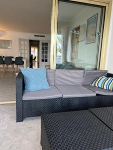 Beachfront And Sea View Entire 2 Rooms Crossing Apartment With Parking 4 Beds Two Double Bed And 2 Single Bed with 2 Sea view Balconies In Promenade Des Anglais Street 2 Bathroom 3 Wc with 40 Meters From The Beach with perfect Air conditioner cooler