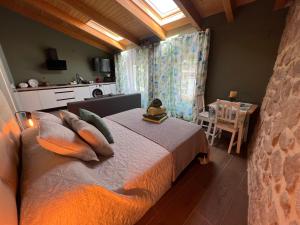 een slaapkamer met een groot bed met kussens erop bij Apartamentos García de Paredes in Trujillo