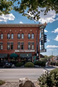 eine Ampel vor einem Backsteingebäude in der Unterkunft Hotel St. Michael in Prescott