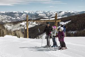 grupa osób na nartach na stoku narciarskim w obiekcie Ski-in Ski-out 1 BdrDen in exclusive Horizon Pass condo w mieście Avon +19 zdjęć