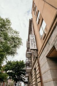 un panneau sur le côté d'un bâtiment dans l'établissement Hotel le Roberval, à Montréal