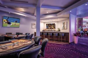 a room with a poker table and a bar at Harrah's Gulf Coast Hotel & Casino in Biloxi