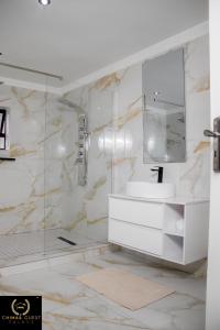 uma casa de banho com um lavatório e um espelho em Chimas Guest House em Musina