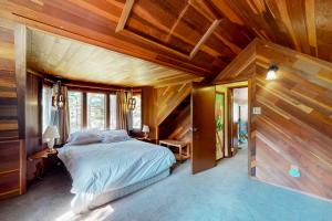una camera con un letto in una stanza con pareti in legno di Sierra Secret a Soda Springs