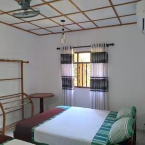 Säng eller sängar i ett rum på Sinharaja Gingaga Homestay