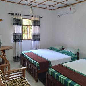Säng eller sängar i ett rum på Sinharaja Gingaga Homestay