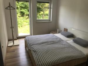 um quarto com 2 camas e 2 janelas em Lepa Dolenjska em Uršna Sela