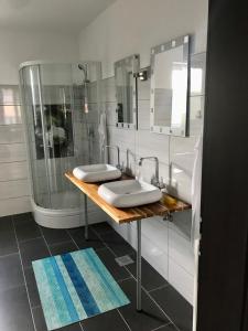 uma casa de banho com 2 lavatórios e um chuveiro em Lepa Dolenjska em Uršna Sela