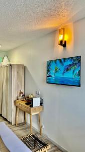 a room with a table and a picture on the wall at Suite Caraïbes 1 - Superbe Studio Cosy in Les Trois-Îlets