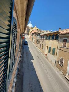een lege straat in een stad met een gebouw bij Casa nel centro storico a Loreto, 2 km dal mare in Loreto