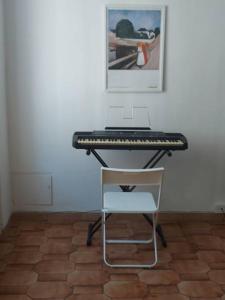 a desk with a keyboard and a chair in a room at Casa nel centro storico a Loreto, 2 km dal mare in Loreto