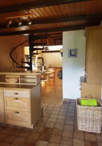 cocina con encimera y mesa en una habitación en Montanregion Erzgebirge-Ihr Urlaub ist unsere Herzenssache, en Langenberg