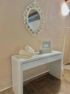 um toucador branco com um espelho na parede em Little House 51, Palermo em Palermo