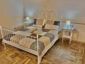 um quarto com uma cama e duas mesas de cabeceira em Little House 51, Palermo em Palermo