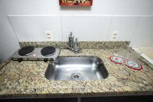 eine Küchentheke mit einem Waschbecken und einem Kochtopf in der Unterkunft Loft c localizacao perfeita e WiFi-Santa Teresa ES in Santa Teresa