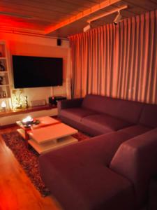 - un salon avec un canapé et une table dans l'établissement Beautiful romantic apartment in Rotterdam, à Rotterdam