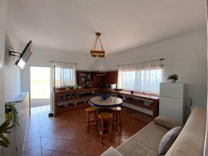 cocina y sala de estar con sofá y mesa en Apartamento con vistas (La Casita de Luísa), en Mocanal
