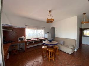 sala de estar con sofá, mesa y sillas en Apartamento con vistas (La Casita de Luísa), en Mocanal