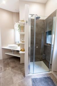 une salle de bain avec douche et lavabo dans l'établissement Noh collection 3BDR apartment- Trastevere Area, à Rome