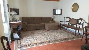 sala de estar con sofá y mesa en A Vista dos Verdes en Furnas