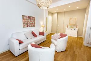 - un salon avec un canapé blanc et deux chaises dans l'établissement Noh collection 3BDR apartment- Trastevere Area, à Rome