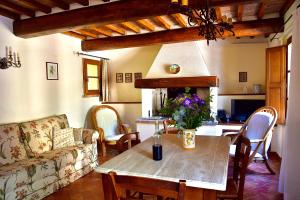 een woonkamer met een tafel en een bank bij Relax in Chianti IL BORGO 7 in Montespertoli