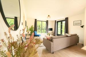 Ruang duduk di Goldenescape 6P Vrijstaand Huis met royale tuin en Hottub
