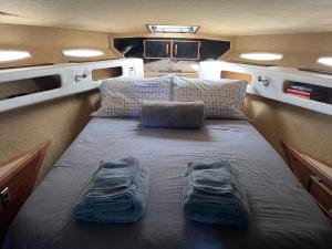 een bed in een camper met twee handdoeken erop bij Private Yacht in San Francisco in San Francisco